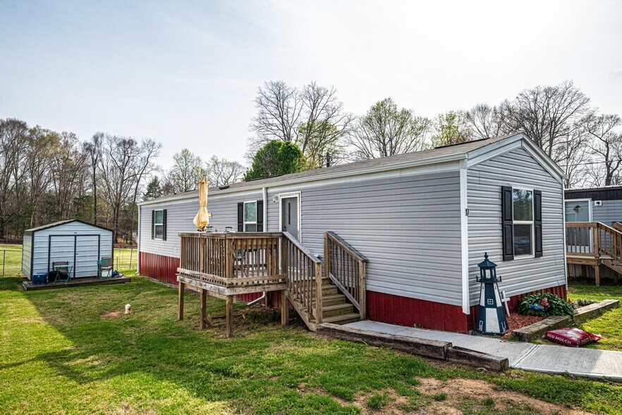 1521 Airport Rhodhiss Rd, Hickory, NC 28601 Manufactured Housing
