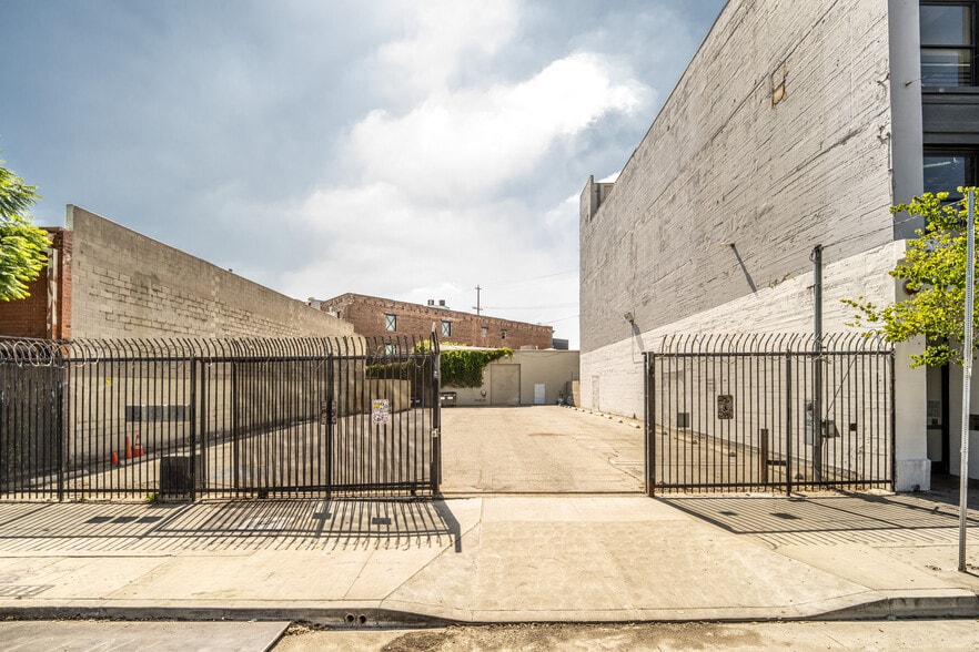 More Photos Of 805 Traction Ave, Los Angeles Showroom For Lease