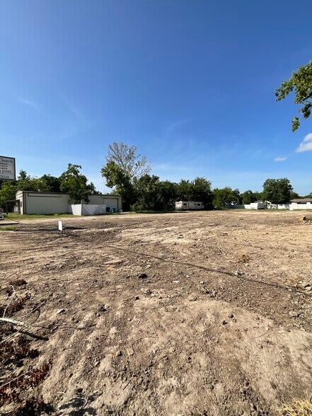 More Photos Of 609 Oak St, La Marque Warehouse For Sale