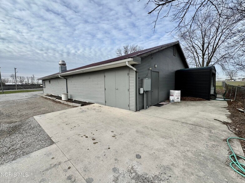 More Photos Of 404 W Vine St, Edgerton Restaurant For Sale