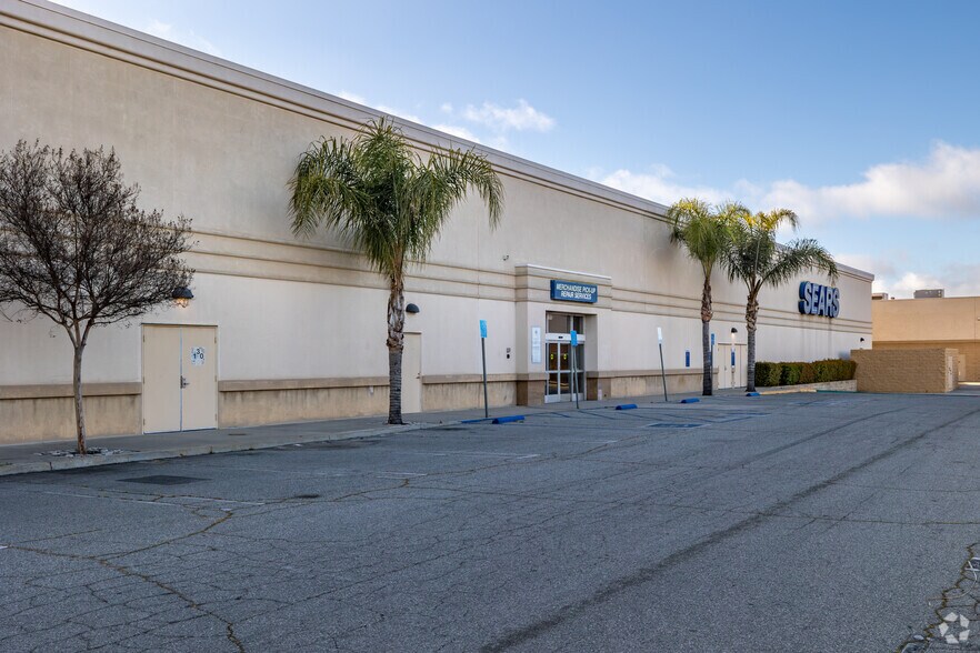 More Photos Of 2200 W Florida Ave, Hemet Department Store For Lease