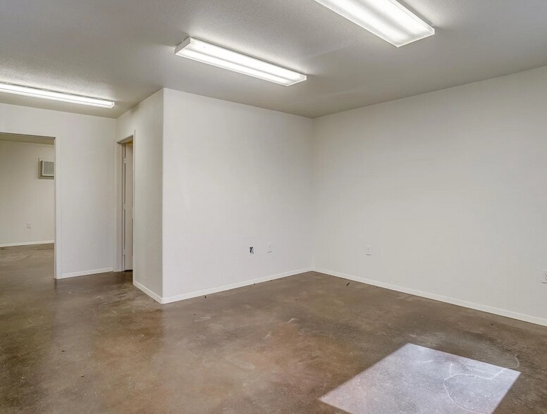 More Photos Of 9115 East Highway 67, Alvarado Showroom For Lease