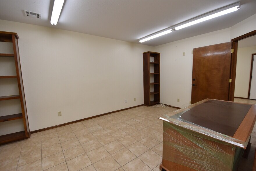 More Photos Of 701 W Broadway, Seminole Manufacturing For Sale