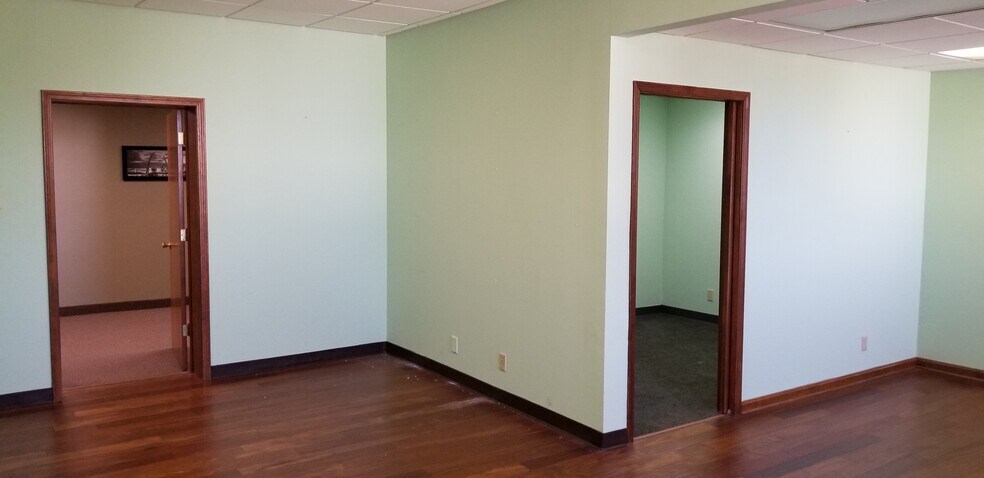 More Photos Of 2750 N Burkhardt Rd, Evansville Office For Lease