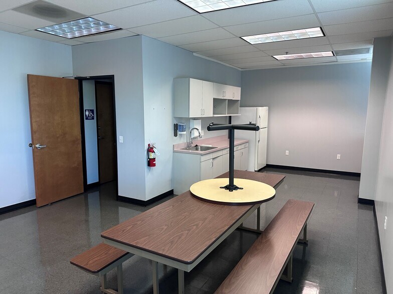 More Photos Of 5220-5232 NE 152nd Pl, Portland Warehouse For Lease