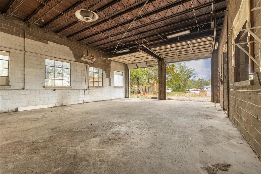 More Photos Of 1341 S School Ave, Fayetteville Auto Repair For Sale
