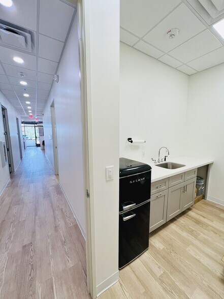 More Photos Of 17050 N Thompson Peak Pky, Scottsdale Storefront For Lease