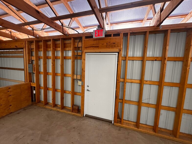 More Photos Of 522A S Main St, Broadway Flex For Sale