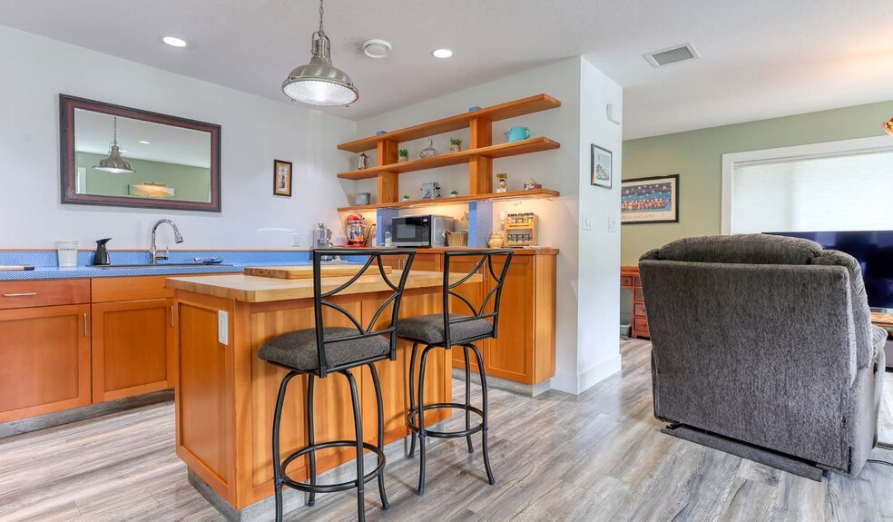 More Photos Of 495 Columbia Av, Castlegar General Retail For Sale