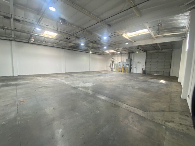 More Photos Of 13539 Desmond St, Pacoima Manufacturing For Lease
