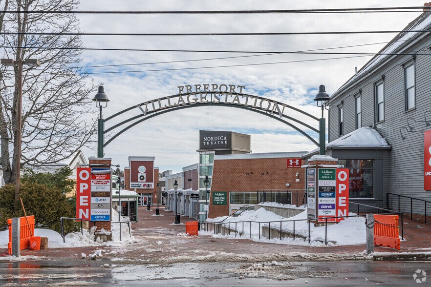 More Photos Of 1 Freeport Village Sta, Freeport Department Store For Lease