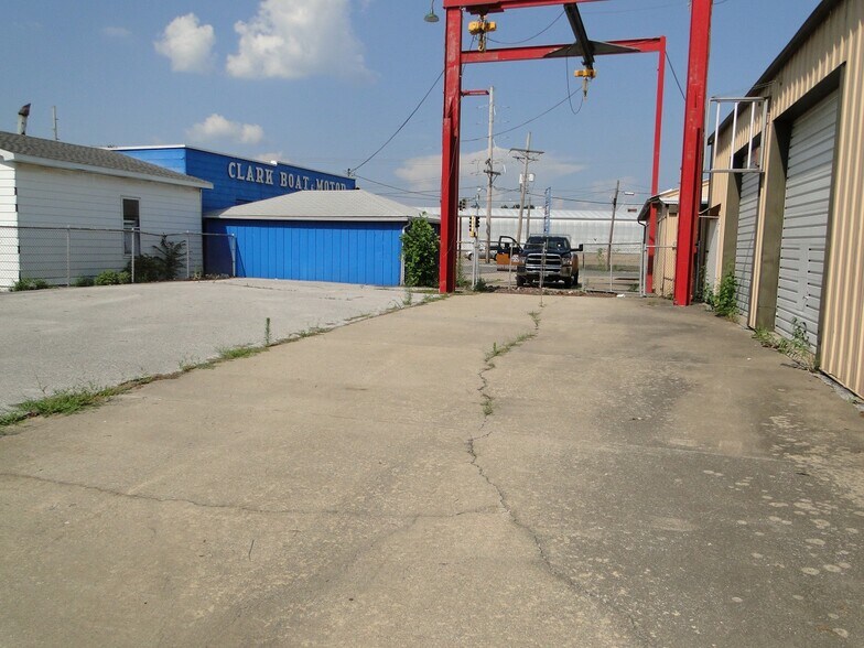 More Photos Of 177 S Pence St, East Alton Warehouse For Lease