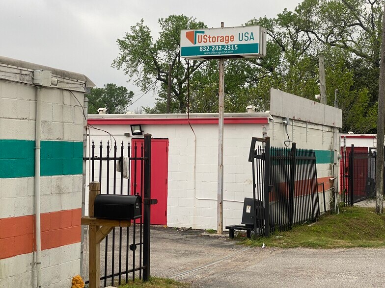 Primary Photo Of 215 E Hamilton St, Houston Self Storage For Sale