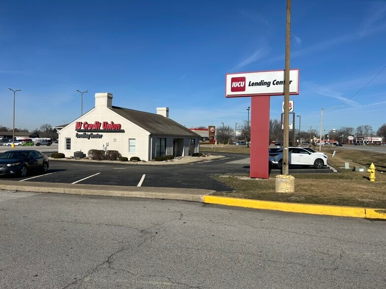 More Photos Of 800 US Highway 31 S, Greenwood Bank For Lease