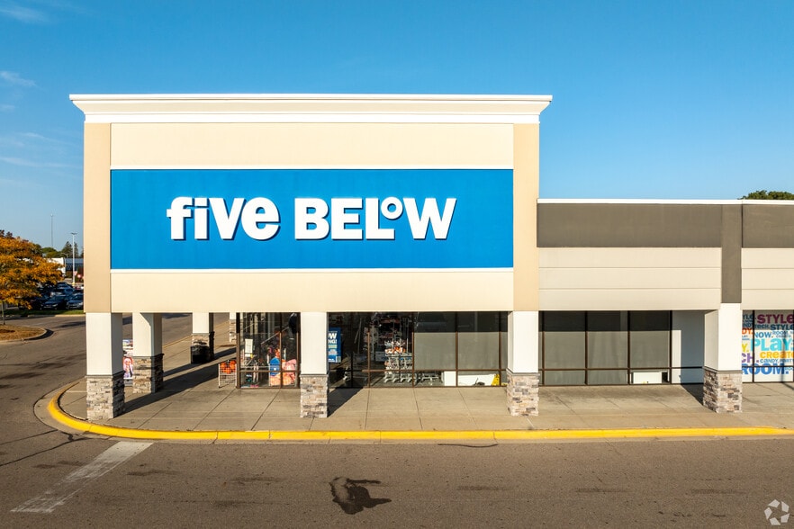 More Photos Of 438-462 E Edgewood Blvd & SEC American Rd & E Edgewood Blvd, Lansing Storefront For Lease