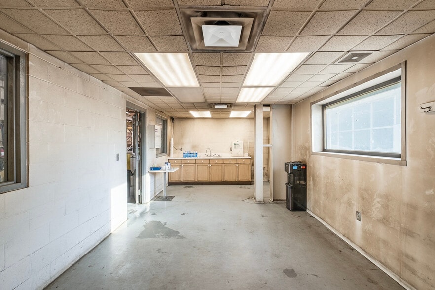 More Photos Of 4072 Flint Asphalt Dr, Burton Distribution For Sale