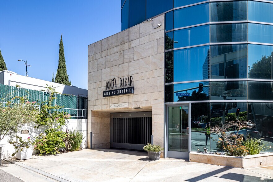 More Photos Of 9975 Santa Monica Blvd, Beverly Hills Loft Creative Space For Lease