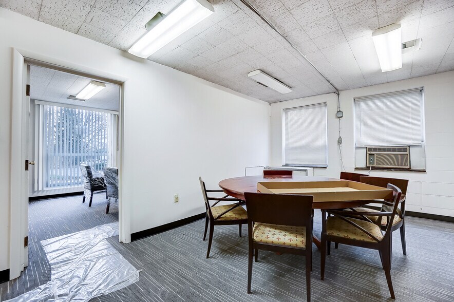 More Photos Of 1106 E High St, Springfield Schools For Sale