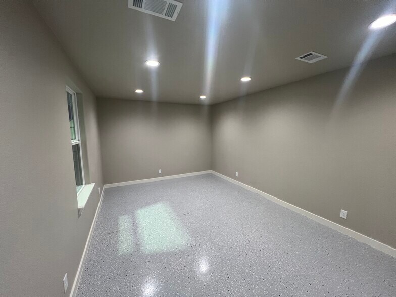 More Photos Of 224 Ken Dr, Sherman Industrial For Lease