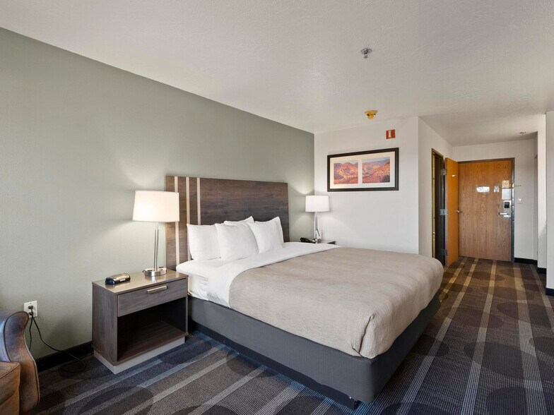 More Photos Of 815 E Hwy 89, Kanab Hotel For Sale