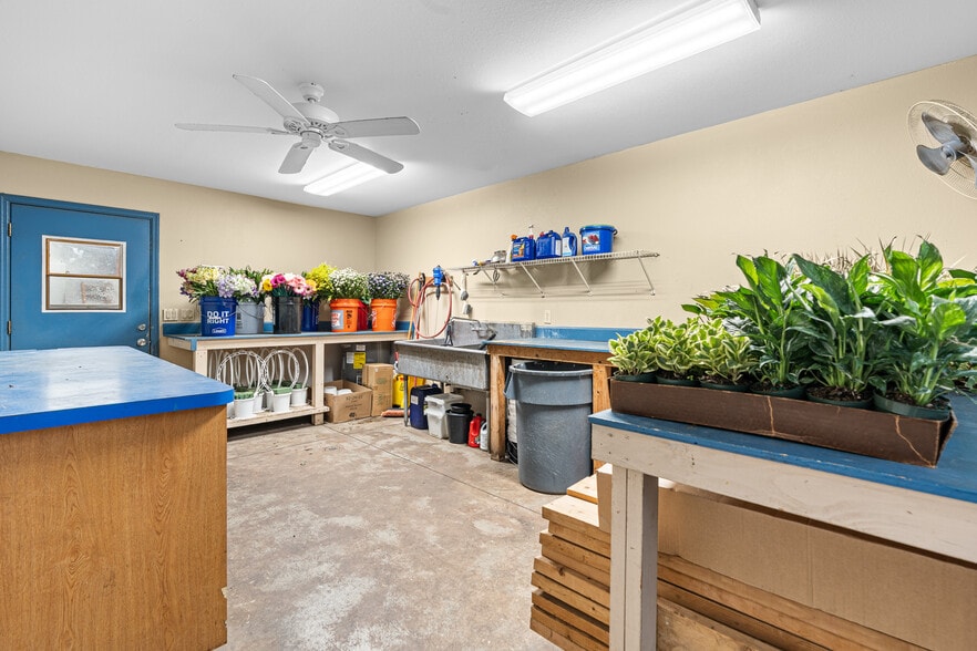More Photos Of 1072 SE Lakeview Dr, Sebring Warehouse For Sale