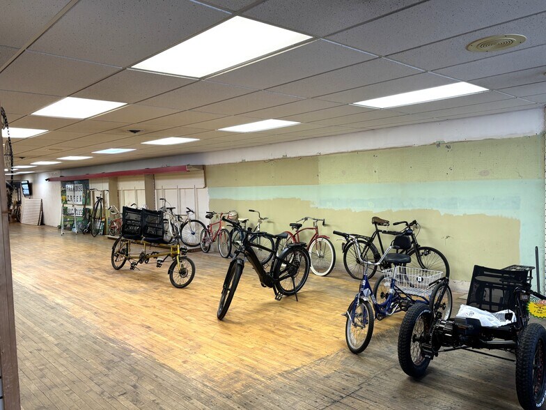 More Photos Of 513 S Main St, Moscow Storefront For Lease