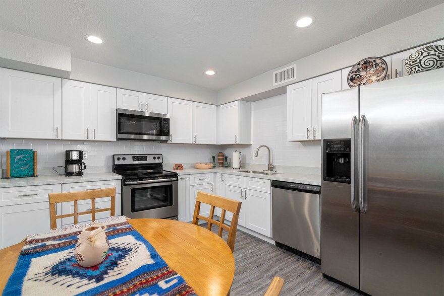 More Photos Of 515 W Pebble Beach Dr, Tempe Specialty For Sale