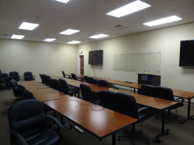 More Photos Of 504 Cumberland St, Fayetteville Light Distribution For Lease