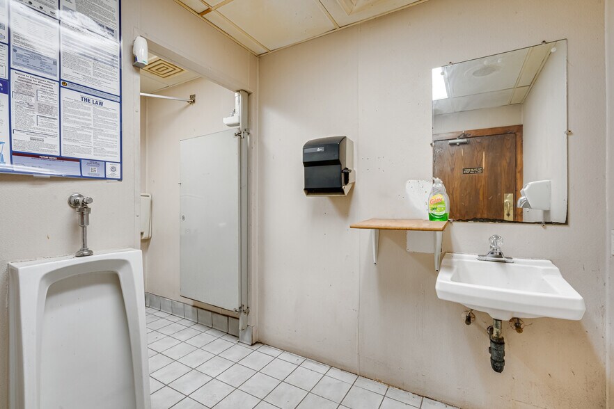 More Photos Of W7293 US Highway 10 114, Menasha Auto Dealership For Sale