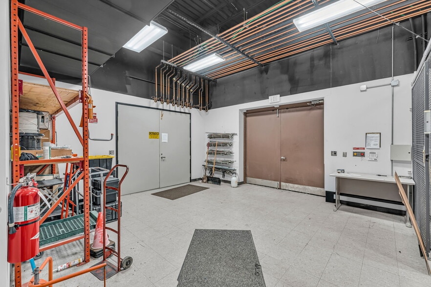 More Photos Of 400 SE Jefferson St, Topeka Flex For Sale