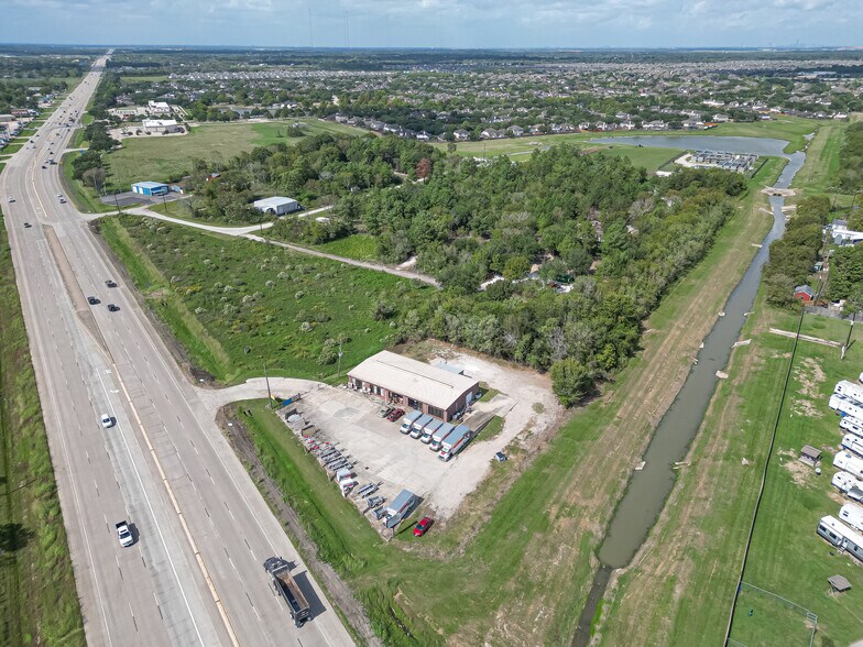 More Photos Of 15511 Highway 6, Rosharon Storefront Retail Office For Lease