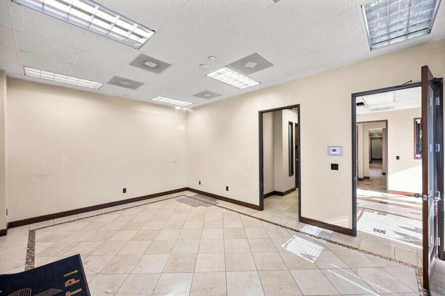 More Photos Of 2525 W Woodland Dr, Anaheim Office For Lease