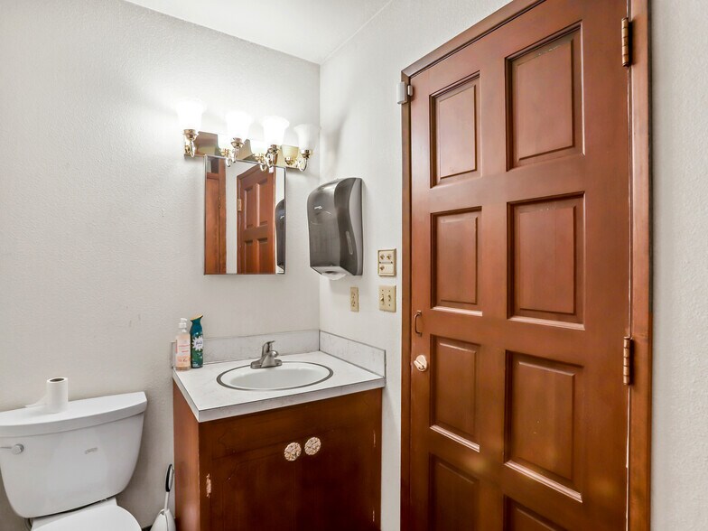 More Photos Of 4320 SW 110th St, Beaverton Office For Sale