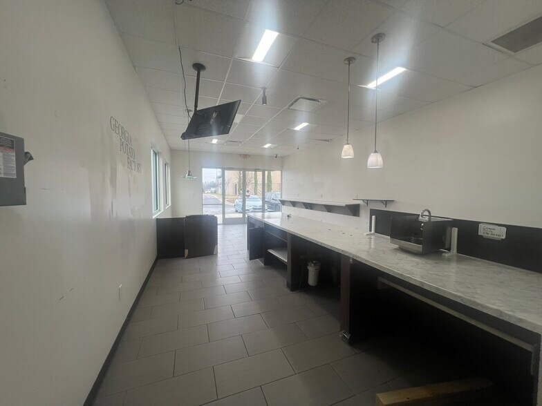 More Photos Of 1530 Mercer University Dr, Macon-Bibb Storefront Retail Office For Lease