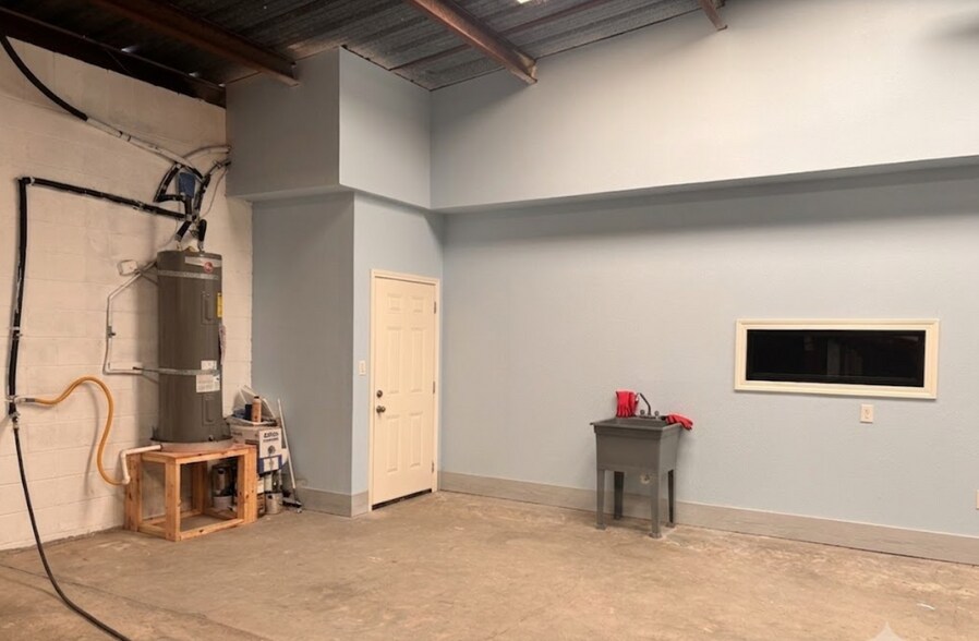 More Photos Of 4212 Garland Dr, Haltom City Warehouse For Lease