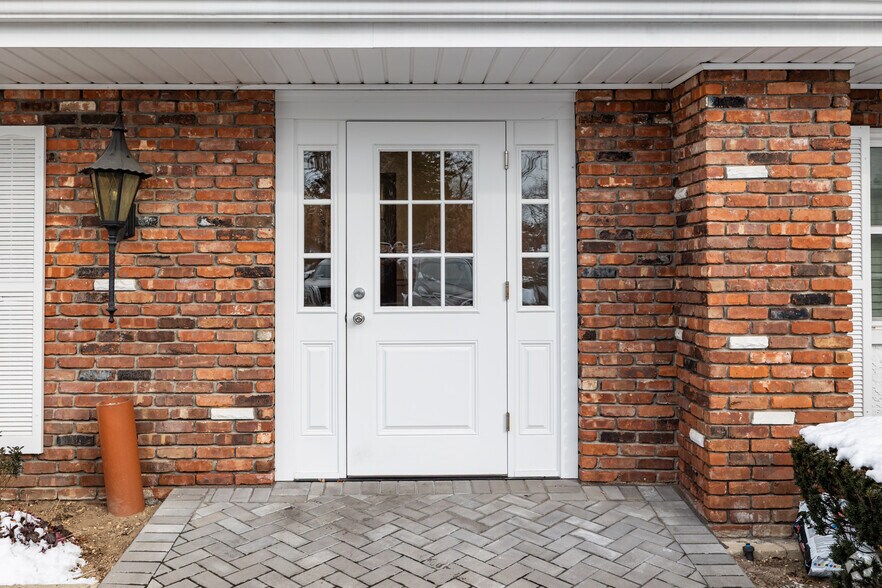 More Photos Of 2100 Deer Park Ave, Deer Park Office For Lease