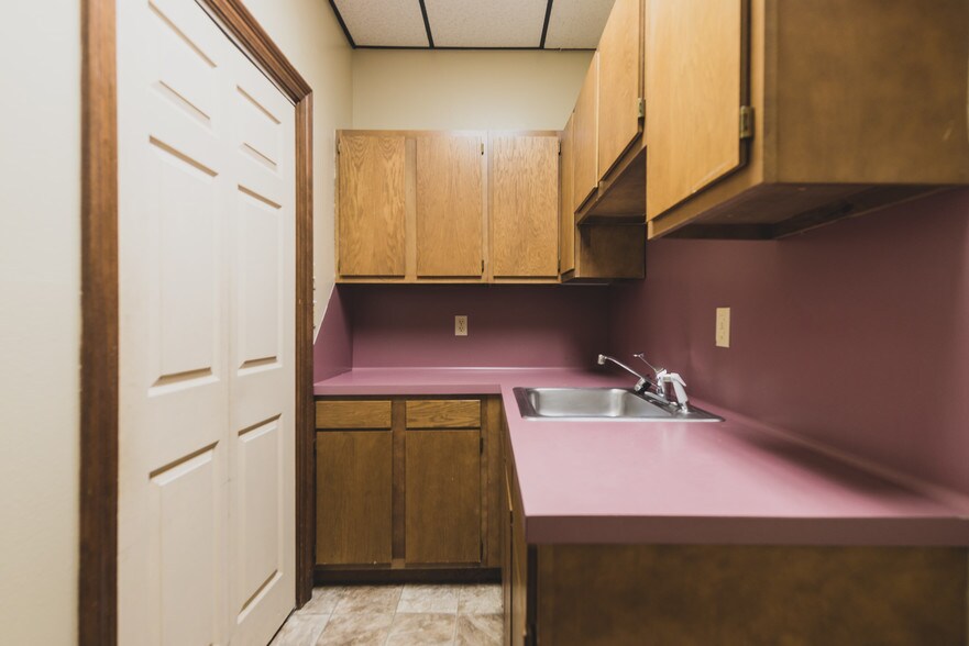 More Photos Of 2002 20th St, Kenner Office For Sale