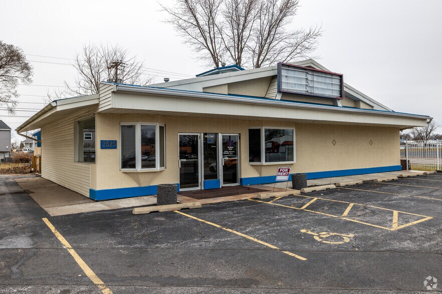 Primary Photo Of 2525 W Locust St, Davenport General Retail For Lease