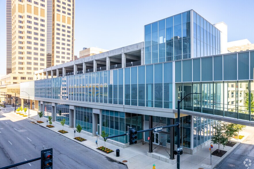 Primary Photo Of 701 Grand Ave, Des Moines General Retail For Lease