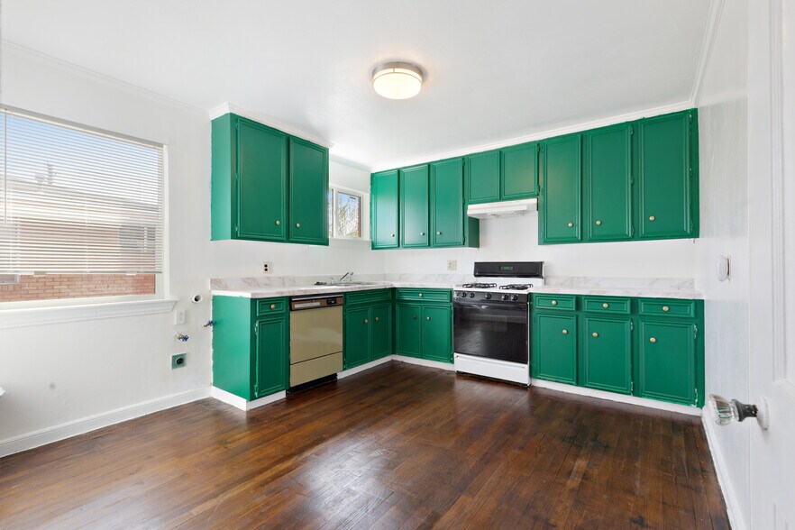 More Photos Of 5804 Newcastle St, Bellaire Office For Lease