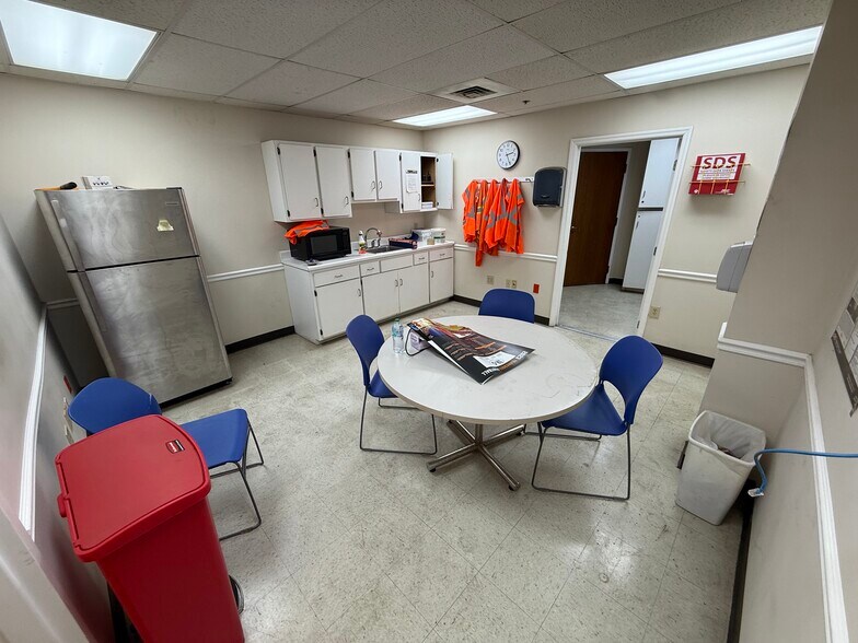 More Photos Of 214 Industrial Park Rd, Livingston Manufacturing For Lease