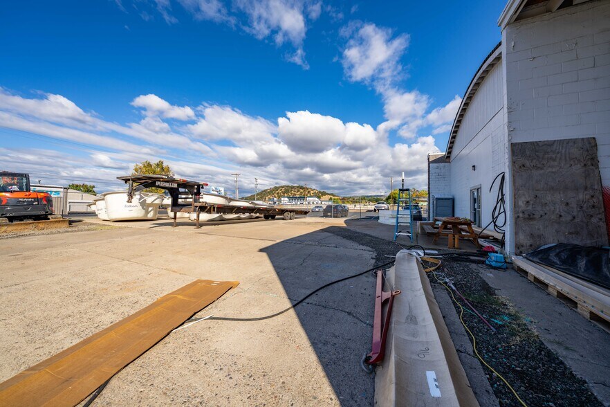 More Photos Of 3811 Crater Lake Hwy, Medford Warehouse For Sale