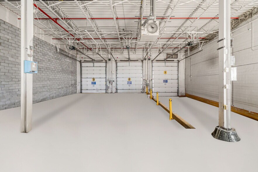 More Photos Of 5655 Rue de Marseille, Montréal Light Distribution For Lease