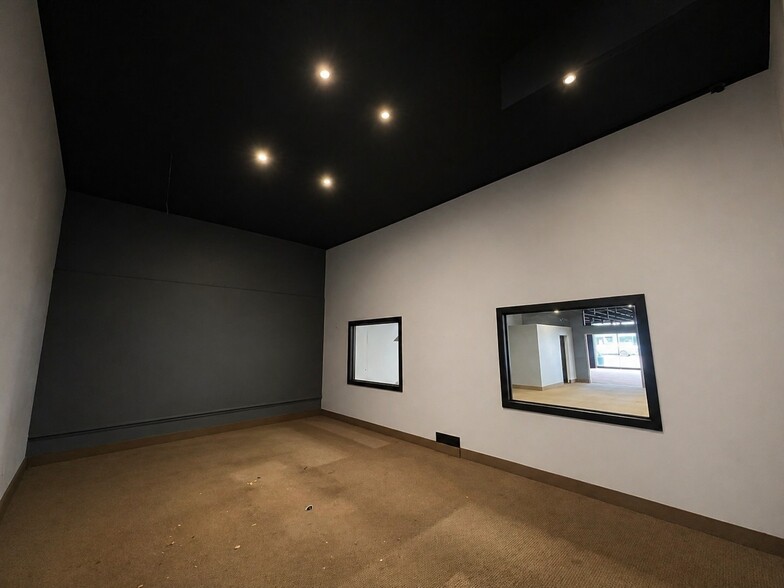 More Photos Of 921 E Douglas Ave, Wichita Auto Repair For Lease