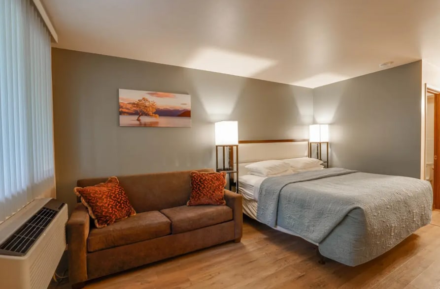More Photos Of 211 Wisconsin Ave, Wisconsin Dells Hotel For Sale