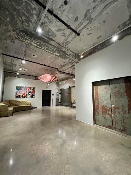 More Photos Of 1010 W 35th St, Chicago Flex For Lease