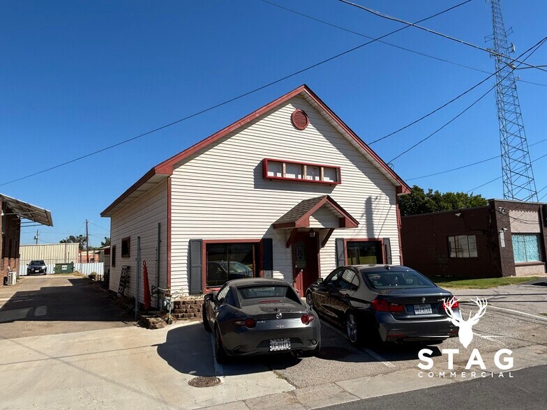 More Photos Of 711 S Elm St, Denton Office For Lease