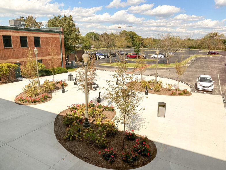 More Photos Of 5111 Commerce Crossings Dr, Louisville Office For Lease