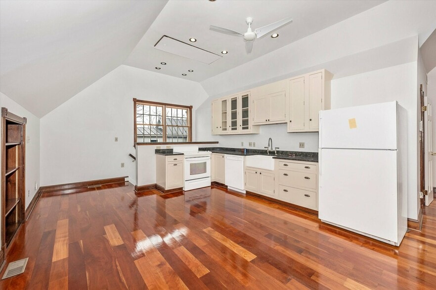More Photos Of 806 Park Ave, Mount Airy Office For Sale
