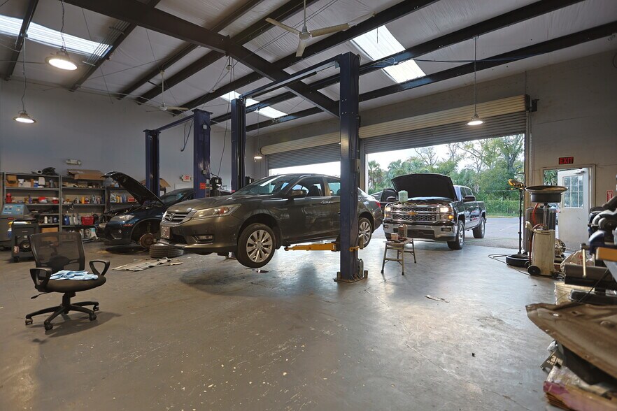 More Photos Of 705 N New Warrington Rd, Pensacola Auto Repair For Lease